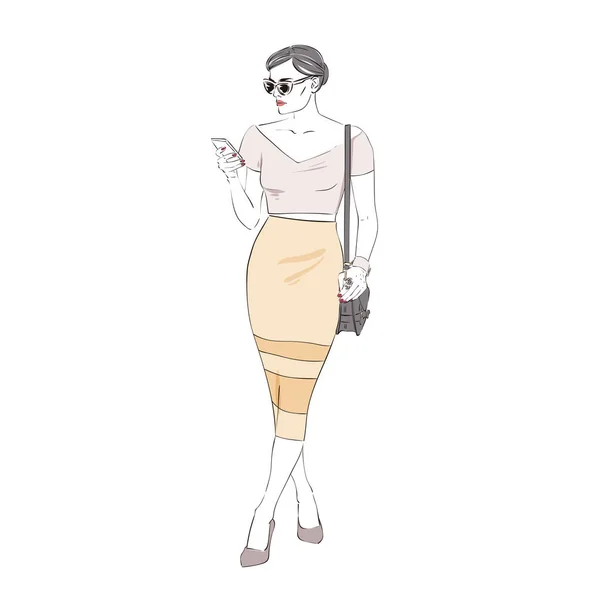 Hermosa moda hipster joven mujer de negocios en falda de lápiz y gafas tacones altos sostiene el teléfono inteligente. Ilustración hecha a mano. Vector dibujado a mano ilustración del boceto . — Vector de stock