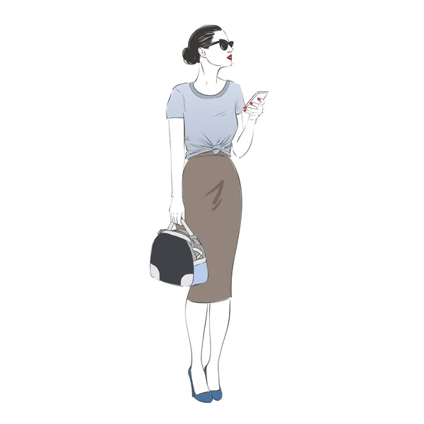 Moda bonita hipster jovem mulher de negócios em saia de lápis e óculos de salto alto detém o smartphone. Ilustração desenhada à mão. Vetor desenhado à mão esboço ilustração . — Vetor de Stock