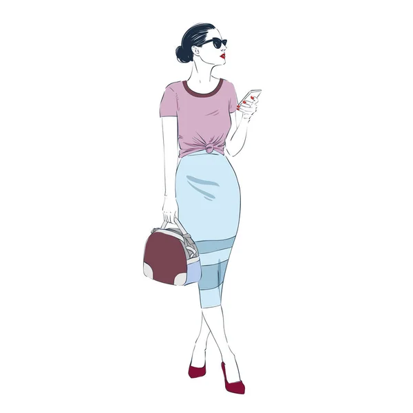 Moda bonita hipster jovem mulher de negócios em saia de lápis e óculos de salto alto detém o smartphone. Ilustração desenhada à mão. Vetor desenhado à mão esboço ilustração . —  Vetores de Stock
