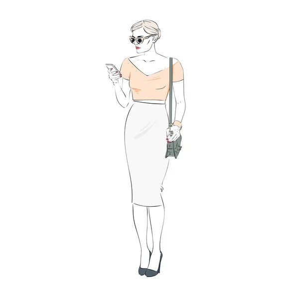 Belle mode hipster jeune femme d'affaires en jupe crayon et lunettes talons hauts tient le smartphone. Illustration dessinée à la main. Illustration vectorielle dessinée à la main . — Image vectorielle