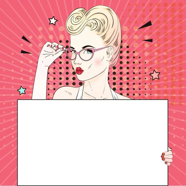 Cara de mujer de pelo rubio de arte pop cómico con boca de beso sostiene sus gafas una pancarta blanca. Ilustración vectorial . — Vector de stock