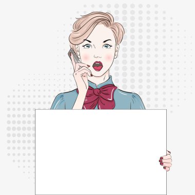 Pop Art Vintage bluz reklam afişi komik kız afiş tutar ve telefonla arıyor. Komik kadın konuşma balonu ile. Vektör çizim