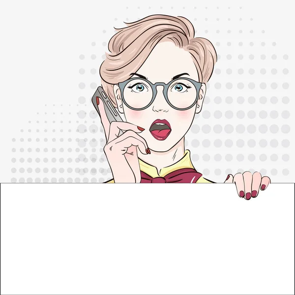 Vintage Pop Art διαφημιστική αφίσα κωμικό κορίτσι σε μπλούζα κρατάει πανό και κλήσεις μέσω τηλεφώνου. Κωμικό γυναίκα με συννεφάκι ομιλίας. Εικονογράφηση διάνυσμα — Διανυσματικό Αρχείο