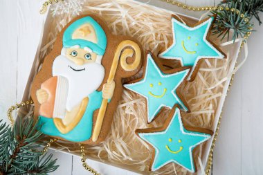 Tanımlama bilgisi St. Nicholas. Noel çerezleri ağaçları. Shortcrust bisküvi, geleneksel olarak St Nicholas bayram Ukrayna, Hollanda, Belçika ve Fransa ve Noel'de Almanya önce pişmiş baharatlı.