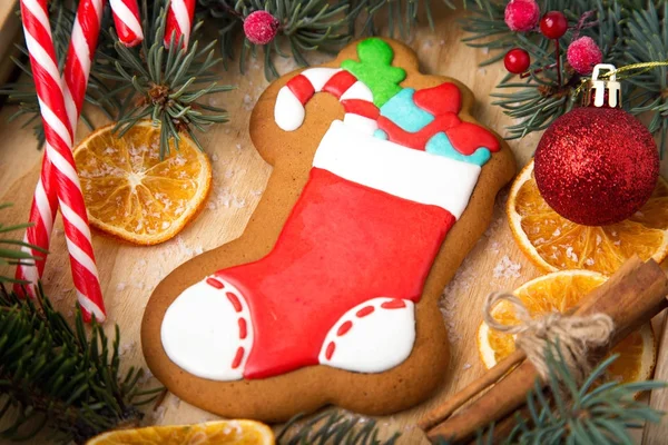 姜饼的形式与礼物的靴子 圣诞节自制姜饼在木桌上 传统的圣诞装饰 — 图库照片