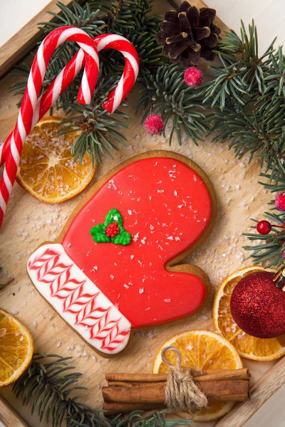 以手套的形式 圣诞节自制姜饼在木桌上 传统的圣诞装饰 — 图库照片
