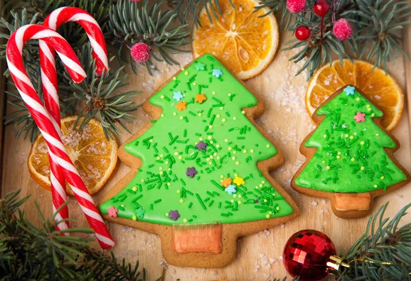 Pepparkakor Form Ett Nytt Träd Christmas Hembakade Pepparkakor Ett Träbord — Stockfoto