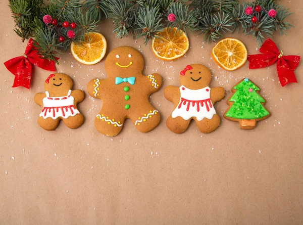 Gingerbreads圣诞节自制的姜饼饼干在木桌上 姜饼人 传统的圣诞食品装饰 — 图库照片