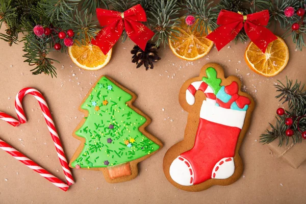 姜饼的形式与礼物的靴子 圣诞节自制姜饼在木桌上 传统的圣诞装饰 — 图库照片