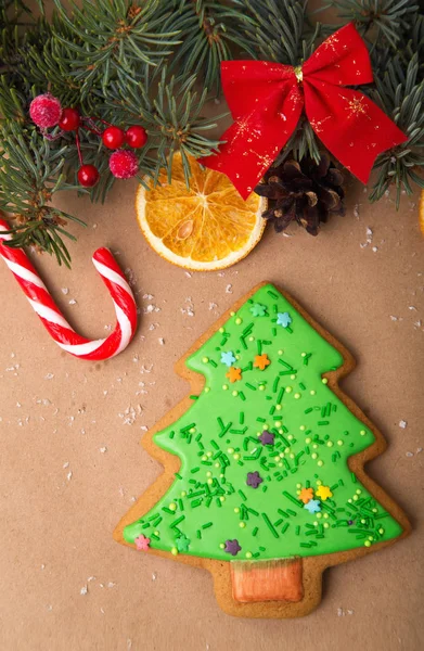 姜饼以新的一年树的形式 圣诞节自制姜饼在木桌上 传统的圣诞装饰 — 图库照片