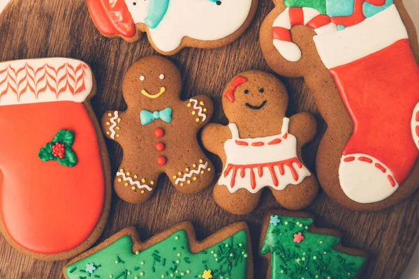 Gingerbreads 夫妇圣诞节自制姜饼饼干在木桌上 — 图库照片