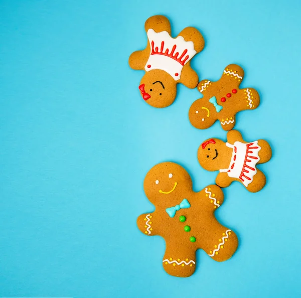 Gingerbread Family Blue Background Copy Space Text — Stock Photo, Image