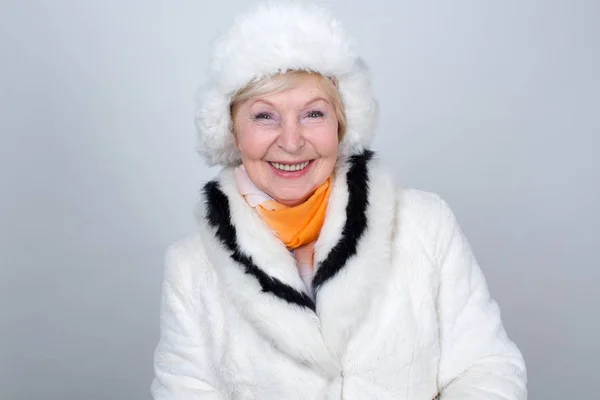 Ενηλίκων Χαμογελαστή Γυναίκα Είναι Ετών Μια Ηλικιωμένη Γυναίκα Ένα Καπέλο — Φωτογραφία Αρχείου