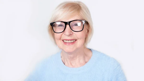Πορτρέτο Του Ένα Χαμογελαστό Γυναίκα Παλιά Φοράει Γυαλιά Όμορφα Μοντέρνα — Φωτογραφία Αρχείου