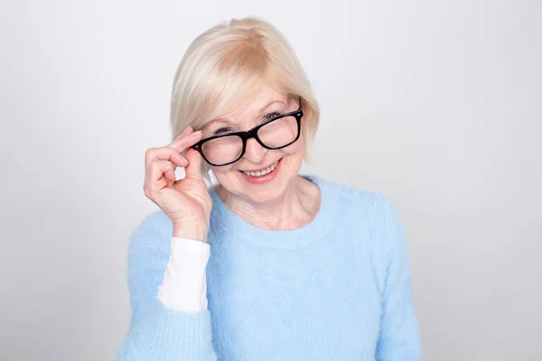 Ritratto Una Vecchia Sorridente Con Gli Occhiali Bella Nonna Moderna — Foto Stock