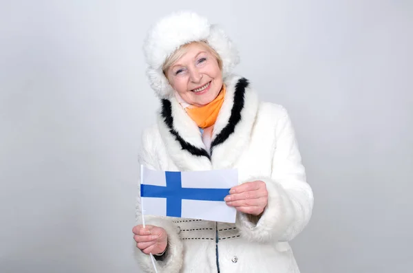 Senior Kobieta Trzymając Flagę Finlandii Dorosła Kobieta Lat Emeryt Kobieta — Zdjęcie stockowe