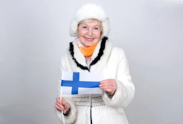 Ανώτερος Γυναίκα Κρατώντας Μια Σημαία Της Φινλανδίας Ενήλικη Γυναίκα Είναι — Φωτογραφία Αρχείου