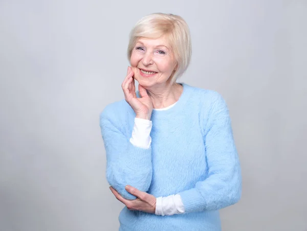 Egy Mosolygó Vezető Portréja Gyönyörű Modern Nagymama Nyugdíjas — Stock Fotó
