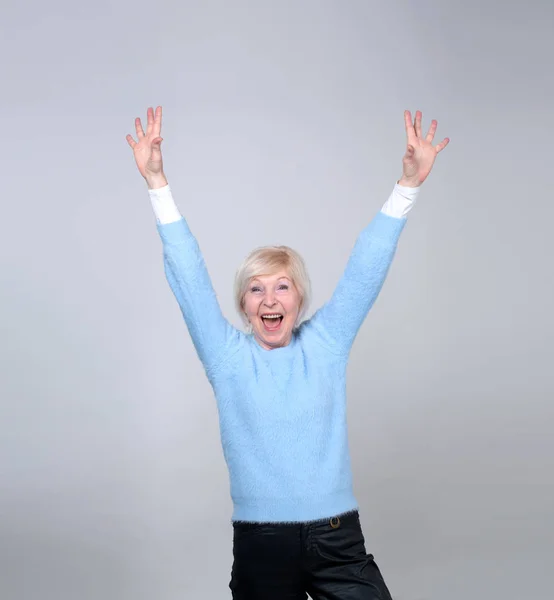 Взрослая Счастливая Женщина Подняла Руки Над Головой Старшая Женщина Лет — стоковое фото