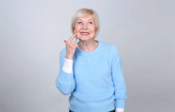 Lycklig Vuxen Kvinna Pekar Ett Finger Kinden Gest Med Fingret — Stockfoto
