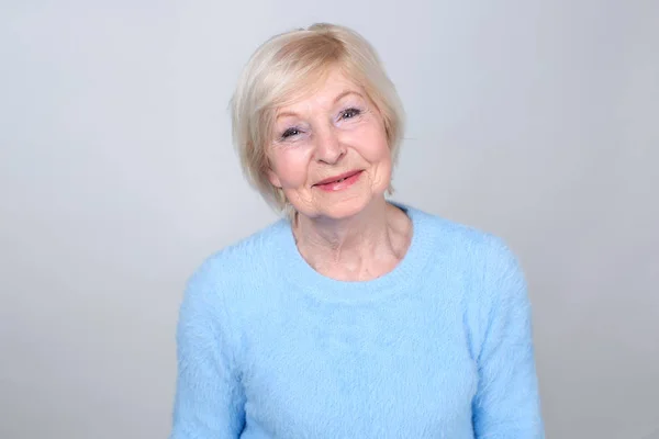 Retrato Una Mujer Mayor Sonriente Hermosa Abuela Moderna Pensionista — Foto de Stock