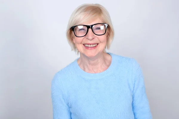 Портрет Улыбающейся Пожилой Женщины Очках Красивая Современная Бабушка Пенсионер — стоковое фото