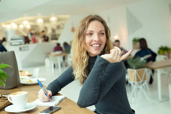 Ung Kvinna Som Sitter Ett Café Att Göra Anteckningar Sin — Stockfoto
