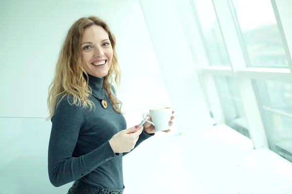 Giovane Donna Sta Tenendo Uno Smartphone Una Tazza Caffè Piedi — Foto Stock