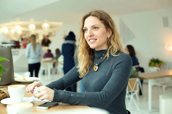 Kvinnan Sitter Ett Café Framför Ett Fönster — Stockfoto