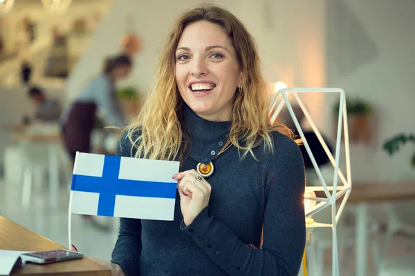 Mujer Escandinava Sostiene Bandera Finlandia Fondo Las Instalaciones Cafetería — Foto de Stock