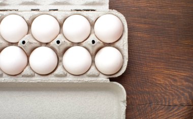 Ahşap mutfak masasında tavuk yumurtası. Üstten Görünüm