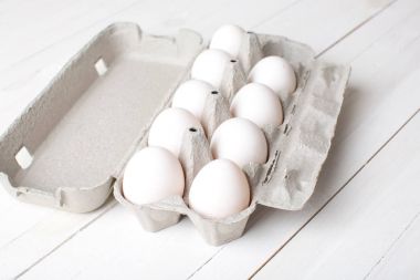 Tavuk yumurtası Ahşap mutfak masasında.