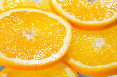 Turuncu mavi soda su içerisinde dilimlenmiş. Üstten Görünüm.