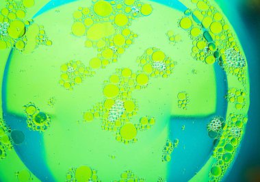 Su yeşil arka plan üzerine daireler. Metin için arka plan.