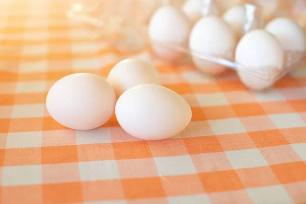 Huevos Pollo Una Mesa Con Mantel Cuadros Vista Superior — Foto de Stock
