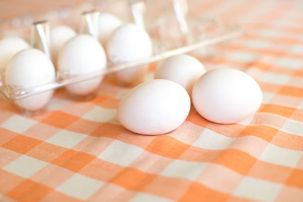 Huevos Pollo Una Mesa Con Mantel Cuadros Vista Superior — Foto de Stock