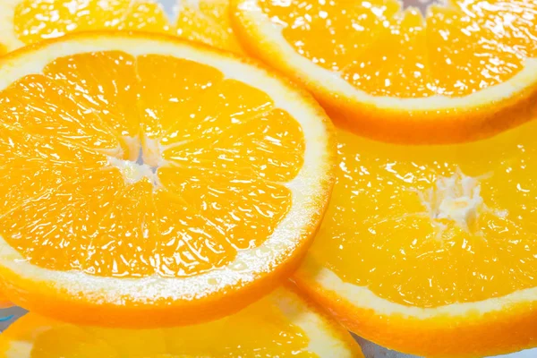 Turuncu mavi soda su içerisinde dilimlenmiş. Üstten Görünüm.