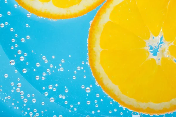 蓝苏打水中的橙片 顶部视图 — 图库照片