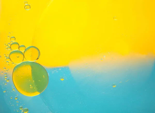 Lingkaran Minyak Pada Latar Belakang Air Biru Dan Kuning Latar — Stok Foto