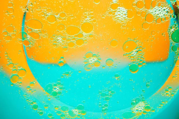 Κύκλοι Του Λαδιού Νερό Ένα Πορτοκαλί Μπλε Φόντο Αφηρημένα Φόντο — Φωτογραφία Αρχείου