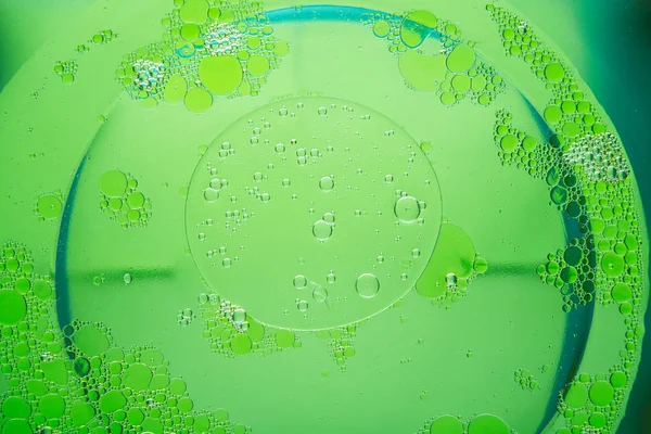 Lingkaran Minyak Pada Latar Belakang Air Hijau Latar Belakang Abstrak — Stok Foto