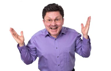 Orta yaşlı adam gözlük zevk elinde yukarı doğru kaldırdı.