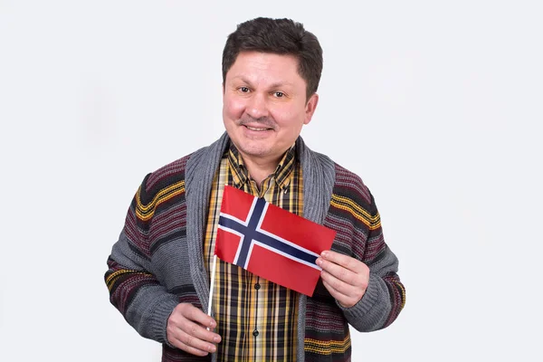 Hombre Adulto Con Bandera Noruega Sus Manos Hombre Noruego Ordinario —  Fotos de Stock