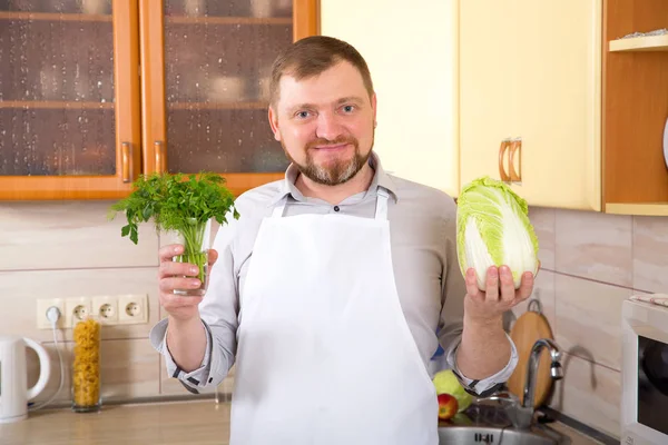 Homme Dans Cuisine Tient Chou Aneth Persil Cuisson Plats Végétariens — Photo