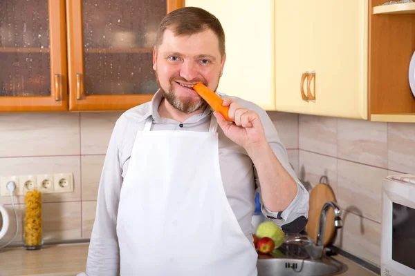 Ενήλικος Άνδρας Τρώει Καρότα Προαγωγή Υγιεινού Τρόπου Ζωής Τρώτε Φρέσκα — Φωτογραφία Αρχείου