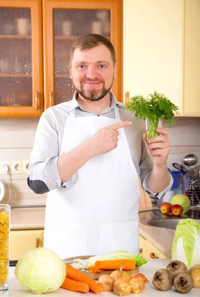Homem Cozinha Tem Monte Verduras Frescas Endro Salsa Dieta Vegetal — Fotografia de Stock