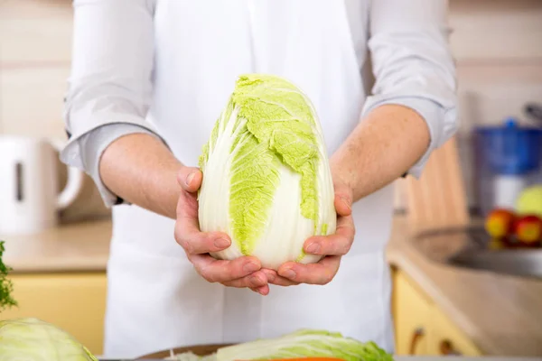 Primer Plano Manos Masculinas Sosteniendo Repollo Para Ensalada Dieta Vegetal —  Fotos de Stock