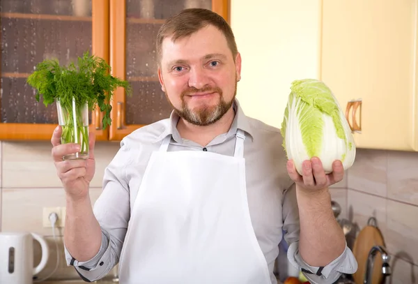 Ένας Χορτοφάγος Άνθρωπος Κατέχει Λάχανο Και Ένα Μάτσο Άνηθο Και — Φωτογραφία Αρχείου