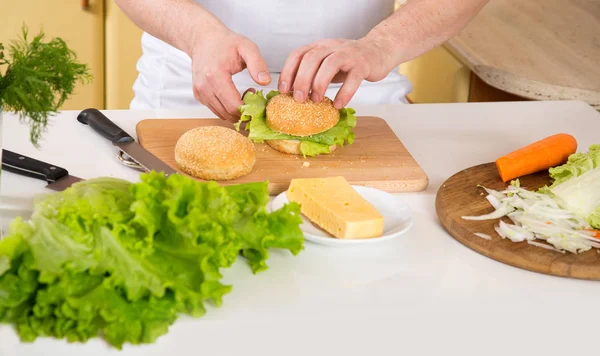 Close Mãos Masculinas Preparando Comida Homem Está Preparando Sanduíche Vegetariano — Fotografia de Stock