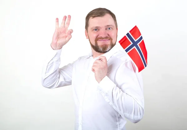 Скандинавські Людина Бородою Білій Сорочці Тримає Прапор Норвегії Показує Жест — стокове фото